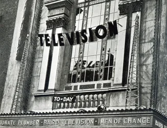 1932年のダービーウィーク中にテレビがメトロポールで上映されていたという広告